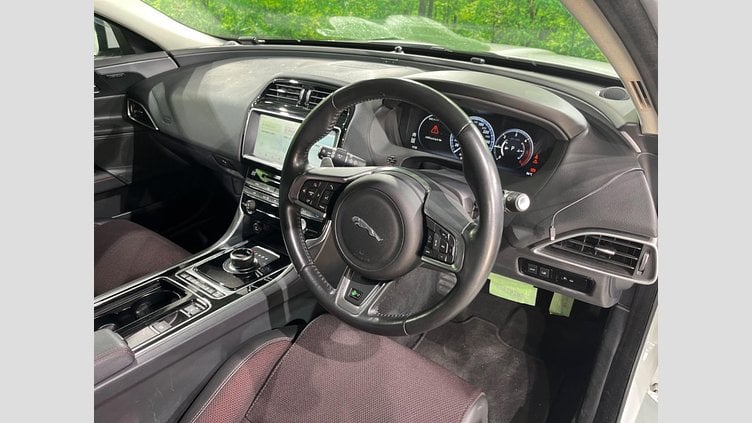 2017 認定中古車 Jaguar XE Fuji White ２WD（８AT） R－スポーツ