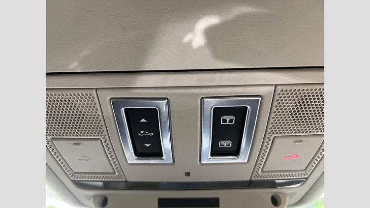 2017 認定中古車 Jaguar XE Fuji White ２WD（８AT） R－スポーツ