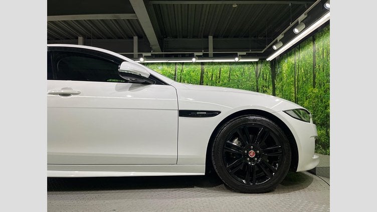 2017 認定中古車 Jaguar XE Fuji White ２WD（８AT） R－スポーツ