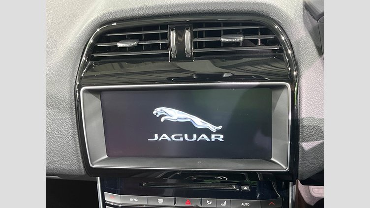 2017 認定中古車 Jaguar XE Fuji White ２WD（８AT） R－スポーツ
