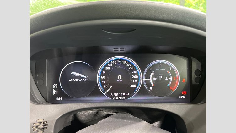 2017 認定中古車 Jaguar XE Fuji White ２WD（８AT） R－スポーツ