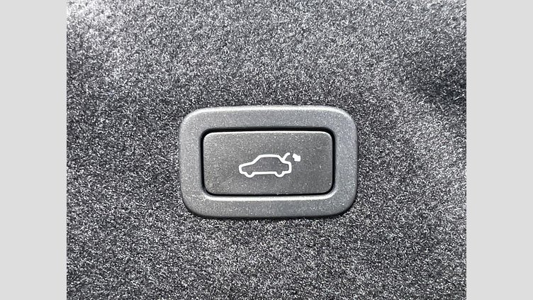 2017 認定中古車 Jaguar XE Fuji White ２WD（８AT） R－スポーツ