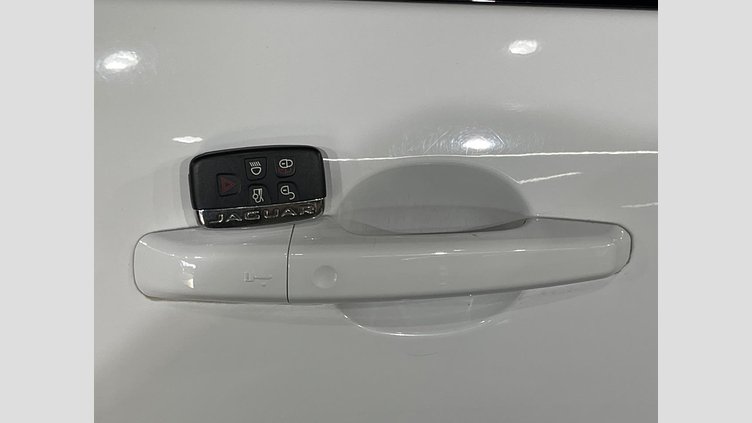 2017 認定中古車 Jaguar XE Fuji White ２WD（８AT） R－スポーツ