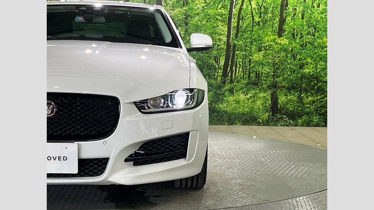 2017 認定中古車 Jaguar XE Fuji White ２WD（８AT） R－スポーツ