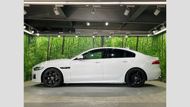2017 認定中古車 Jaguar XE Fuji White ２WD（８AT） R－スポーツ