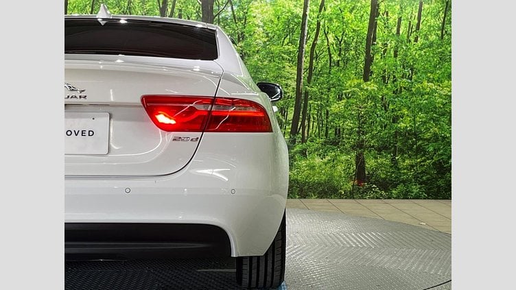 2017 認定中古車 Jaguar XE Fuji White ２WD（８AT） R－スポーツ