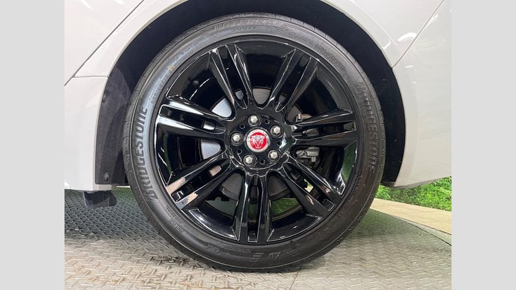 2017 認定中古車 Jaguar XE Fuji White ２WD（８AT） R－スポーツ