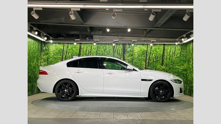 2017 認定中古車 Jaguar XE Fuji White ２WD（８AT） R－スポーツ