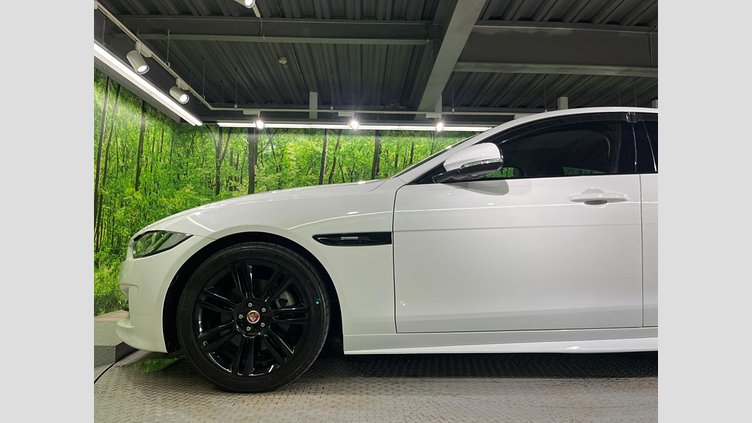 2017 認定中古車 Jaguar XE Fuji White ２WD（８AT） R－スポーツ