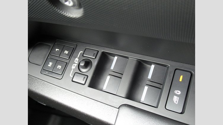 2024 認定中古車 Land Rover Defender 110 サントリーニブラック P525 AWD (AT) V8