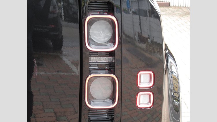 2024 認定中古車 Land Rover Defender 110 サントリーニブラック P525 AWD (AT) V8