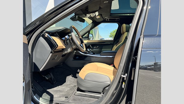 2025 SKLADOVÉ VOZIDLÁ Land Rover Range Rover Sport Čierna Santorini D350 MHEV AWD Automat Autobiography