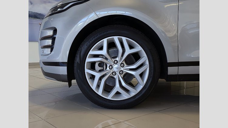2023 Approved Land Rover Range Rover Evoque Silicon Silver The 2023 Land Rover Range Rover Evoque 2.0D SE R-Dynamic (D200) with 147kW is a diesel-powered SUV known for its stylish design and sporty R-Dynamic trim. 
BALANCE OF MAINTENANCE PLAN VALID UNTIL 100 000KM Range Rover Evoque 2.0D SE R-Dynamic 147KW (D200)