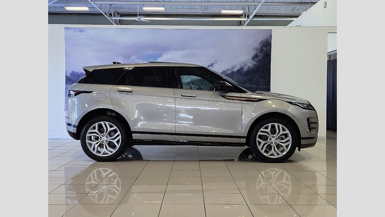 2023 Approved Land Rover Range Rover Evoque Silicon Silver The 2023 Land Rover Range Rover Evoque 2.0D SE R-Dynamic (D200) with 147kW is a diesel-powered SUV known for its stylish design and sporty R-Dynamic trim. 
BALANCE OF MAINTENANCE PLAN VALID UNTIL 100 000KM Range Rover Evoque 2.0D SE R-Dynamic 147KW (D200)