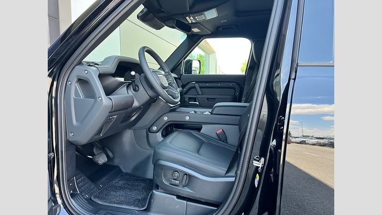 2025 SKLADOVÉ VOZIDLÁ Land Rover Defender 110 Čierna Santorini D250 MHEV AUTOM AWD X-Dynamic SE