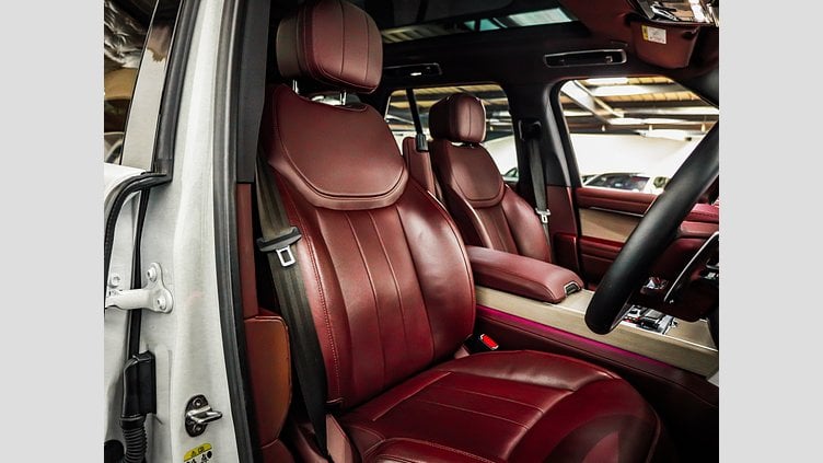 2022 Approved Land Rover Range Rover Fuji White AWD 4.4 HSE (P530)