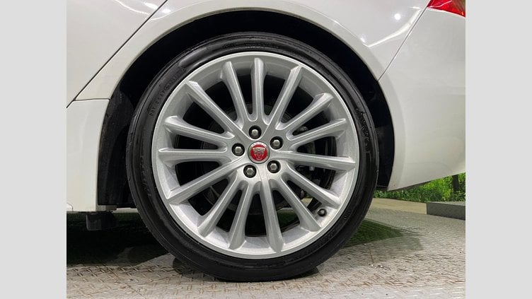 2017 認定中古車 Jaguar XE Fuji White 2WD R-スポーツ