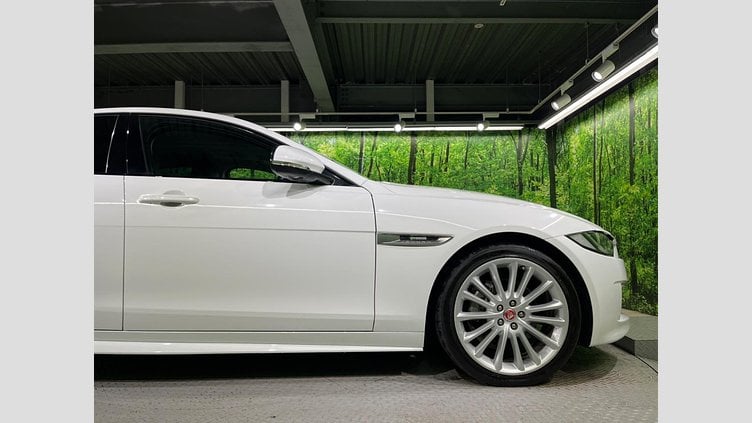 2017 認定中古車 Jaguar XE Fuji White 2WD R-スポーツ