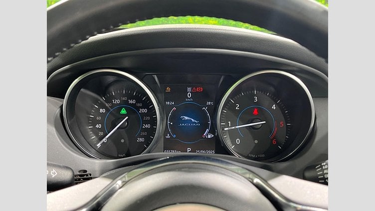 2017 認定中古車 Jaguar XE Fuji White 2WD R-スポーツ