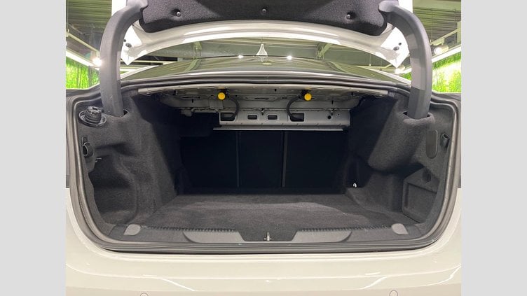 2017 認定中古車 Jaguar XE Fuji White 2WD R-スポーツ