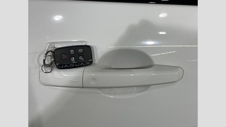 2017 認定中古車 Jaguar XE Fuji White 2WD R-スポーツ