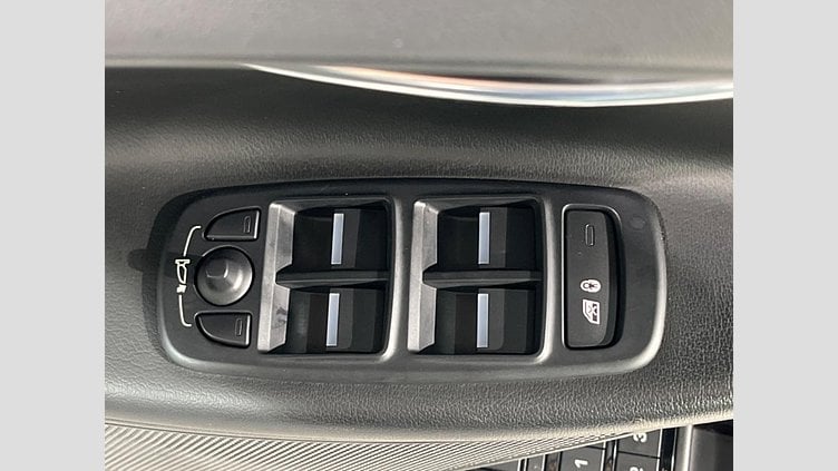2017 認定中古車 Jaguar XE Fuji White 2WD R-スポーツ