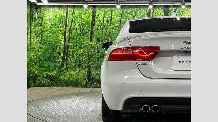 2017 認定中古車 Jaguar XE Fuji White 2WD R-スポーツ
