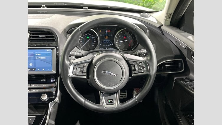 2017 認定中古車 Jaguar XE Fuji White 2WD R-スポーツ