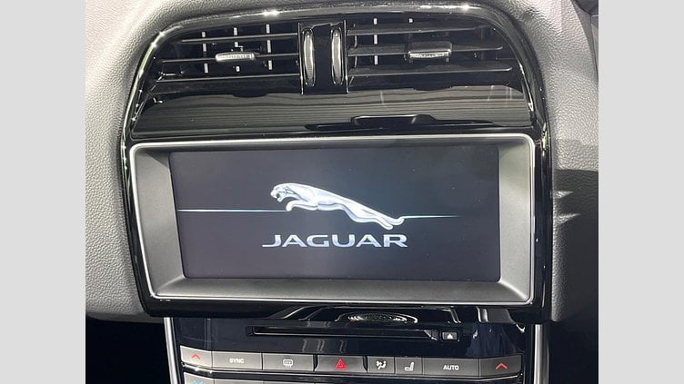 2017 認定中古車 Jaguar XE Fuji White 2WD R-スポーツ