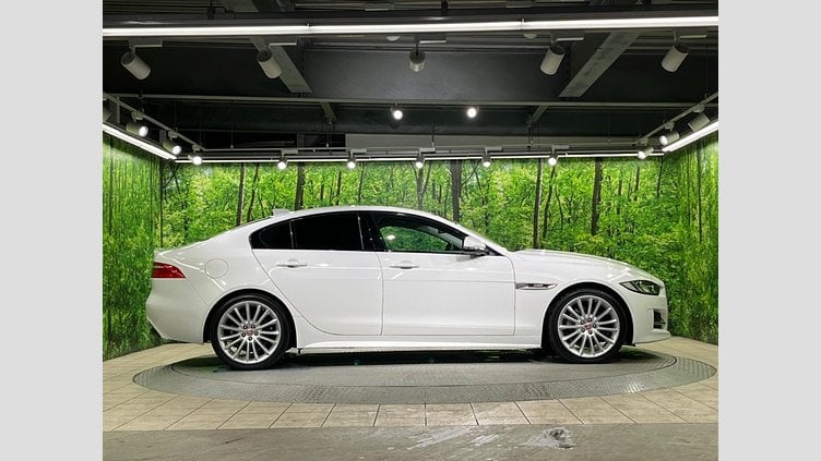 2017 認定中古車 Jaguar XE Fuji White 2WD R-スポーツ