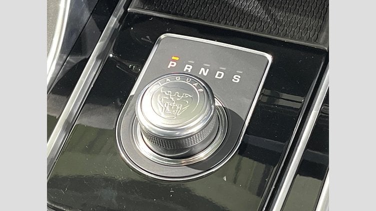 2017 認定中古車 Jaguar XE Fuji White 2WD R-スポーツ