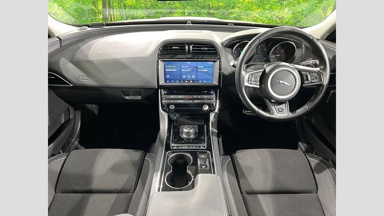 2017 認定中古車 Jaguar XE Fuji White 2WD R-スポーツ