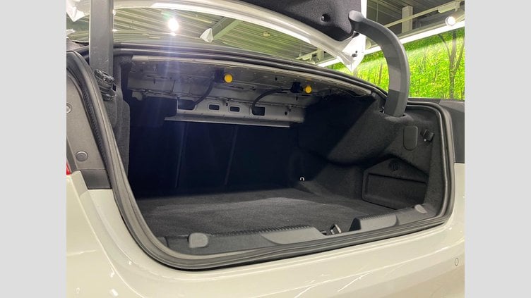 2017 認定中古車 Jaguar XE Fuji White 2WD R-スポーツ