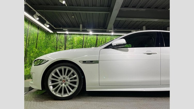 2017 認定中古車 Jaguar XE Fuji White 2WD R-スポーツ