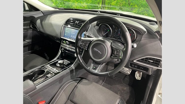 2017 認定中古車 Jaguar XE Fuji White 2WD R-スポーツ