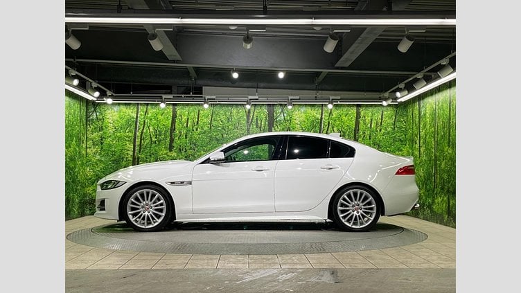 2017 認定中古車 Jaguar XE Fuji White 2WD R-スポーツ