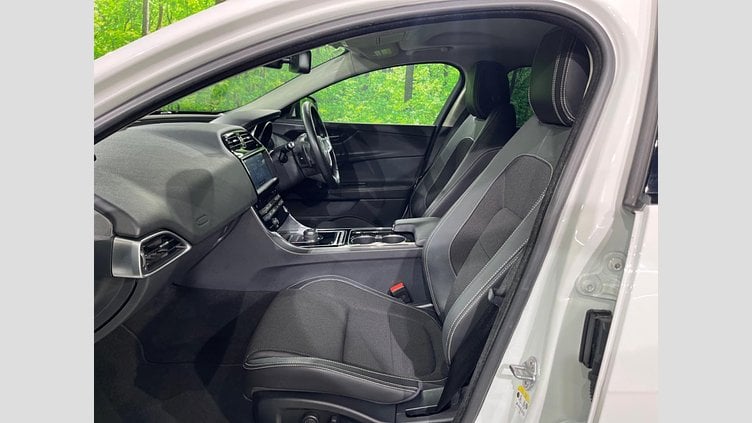 2017 認定中古車 Jaguar XE Fuji White 2WD R-スポーツ