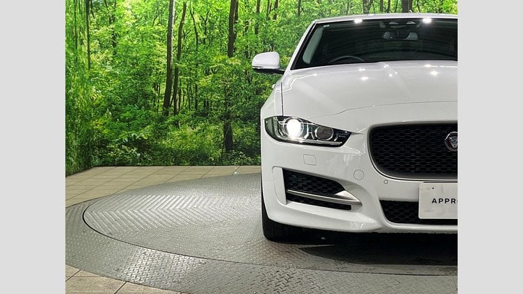 2017 認定中古車 Jaguar XE Fuji White 2WD R-スポーツ