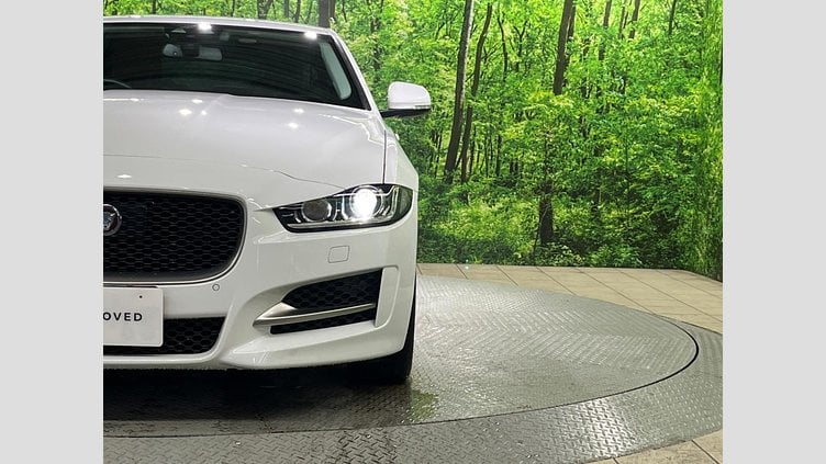2017 認定中古車 Jaguar XE Fuji White 2WD R-スポーツ