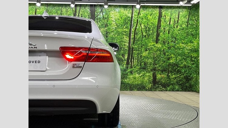 2017 認定中古車 Jaguar XE Fuji White 2WD R-スポーツ
