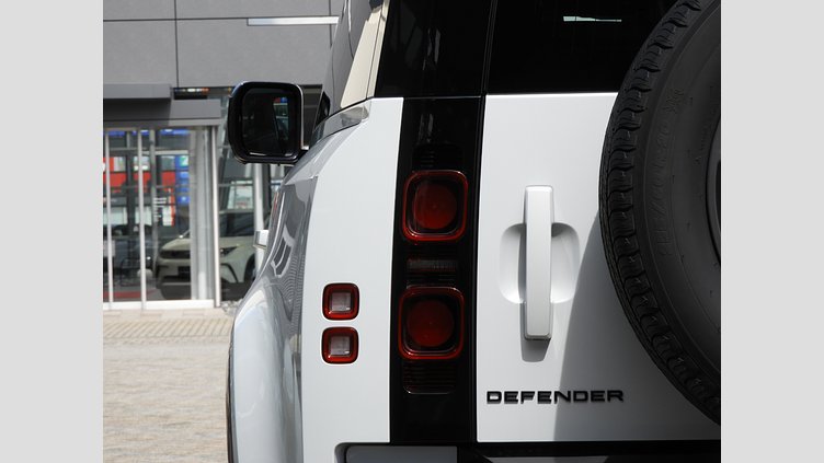 2022 認定中古車 Land Rover Defender 90 ユーロンホワイト P300 AWD（AT） X-DYNAMIC SE