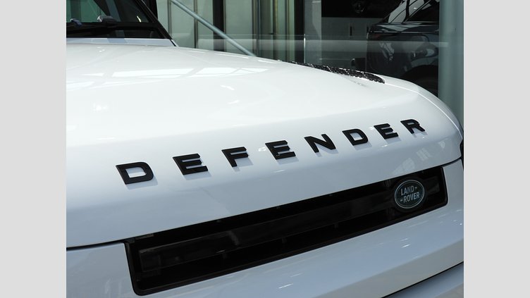 2022 認定中古車 Land Rover Defender 90 ユーロンホワイト P300 AWD（AT） X-DYNAMIC SE