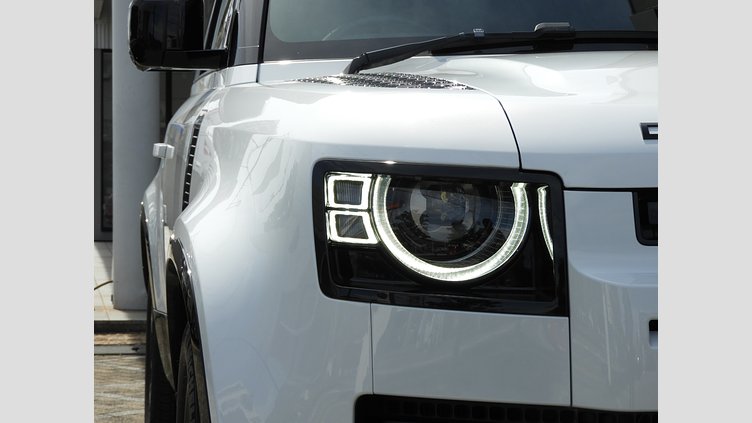 2022 認定中古車 Land Rover Defender 90 ユーロンホワイト P300 AWD（AT） X-DYNAMIC SE