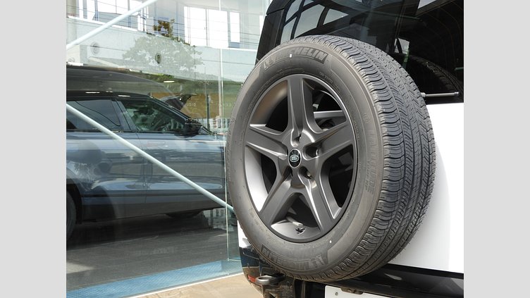2022 認定中古車 Land Rover Defender 90 ユーロンホワイト P300 AWD（AT） X-DYNAMIC SE