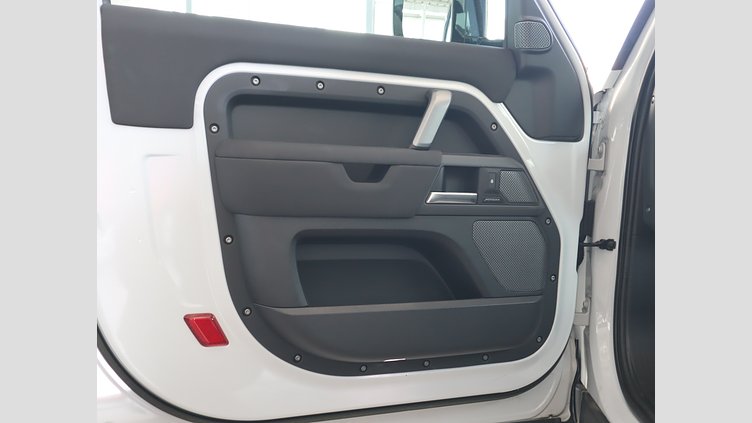 2022 認定中古車 Land Rover Defender 90 ユーロンホワイト P300 AWD（AT） X-DYNAMIC SE