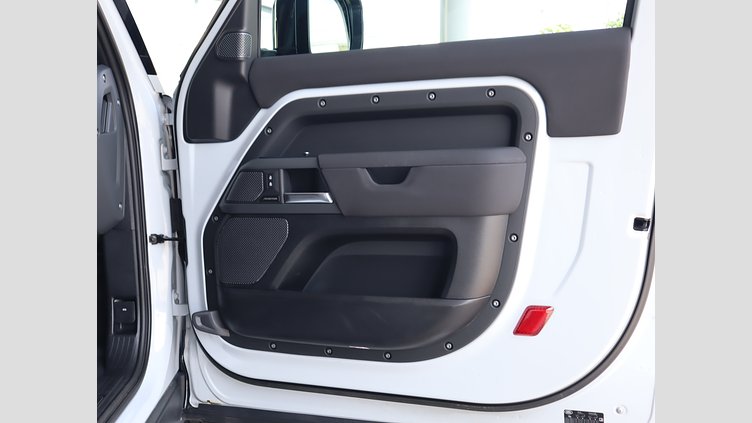 2022 認定中古車 Land Rover Defender 90 ユーロンホワイト P300 AWD（AT） X-DYNAMIC SE