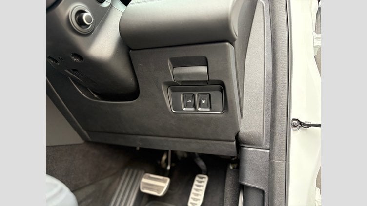 2024 認定中古車 Land Rover Discovery Sport フジホワイト プラグインハイブリッド（ガソリン） 標準ホイール Dynamic HSE