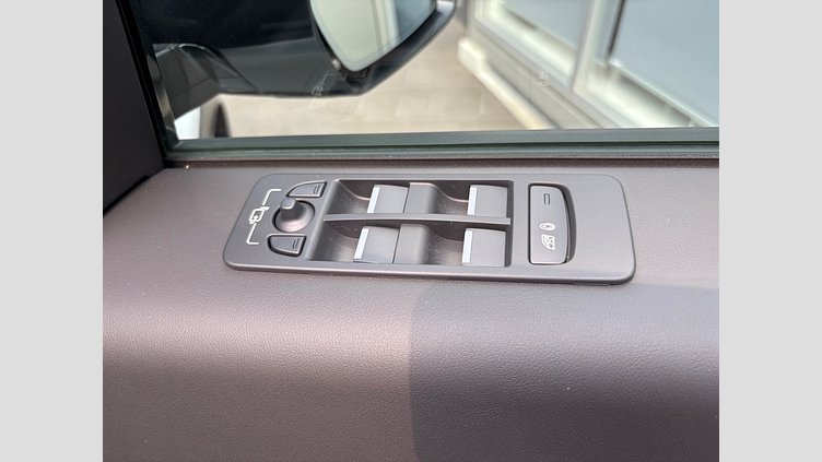 2024 認定中古車 Land Rover Discovery Sport フジホワイト プラグインハイブリッド（ガソリン） 標準ホイール Dynamic HSE