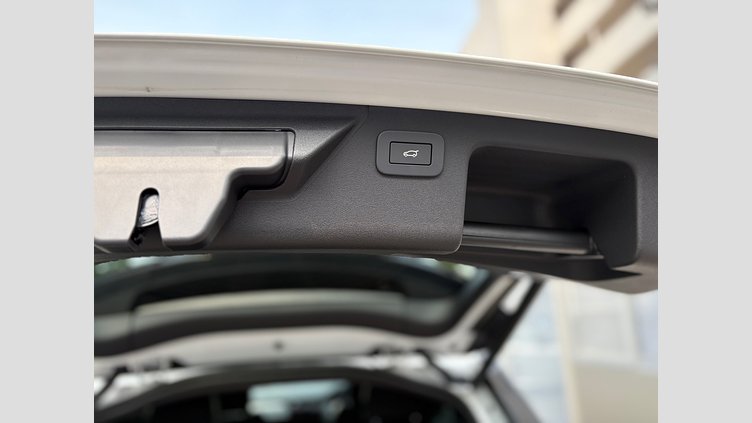 2024 認定中古車 Land Rover Discovery Sport フジホワイト プラグインハイブリッド（ガソリン） 標準ホイール Dynamic HSE