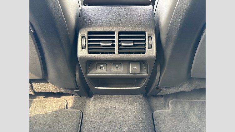 2024 認定中古車 Land Rover Discovery Sport フジホワイト プラグインハイブリッド（ガソリン） 標準ホイール Dynamic HSE